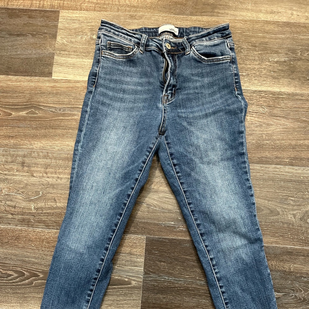 Skinny jeans with no distressing
